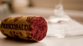 Traditionnellement, la bouteille de vin est en bonne place sur une table française.