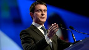 Manuel Valls reconnait "l'erreur" d'avoir privilégié le diesel.