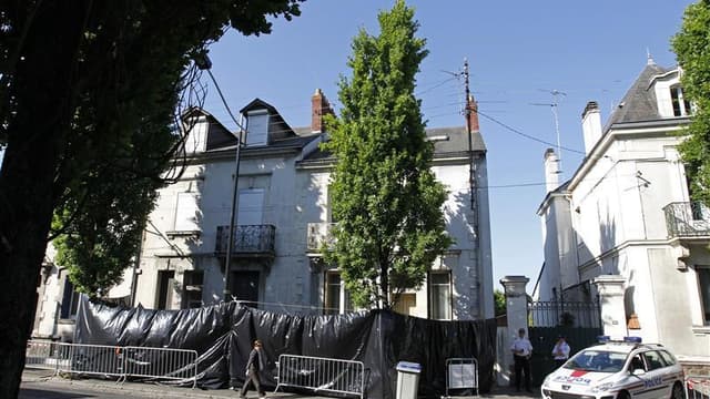 A Nantes, devant la maison où avaient été retrouvés les corps des quatre enfants et de l'épouse de Xavier Dupont de Ligonnès, l'an dernier. Une soixantaine de personnes ont pris part samedi à Nantes à une marche silencieuse en mémoire d'Agnès Dupont de Li