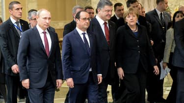 Le sommet pour la paix pour l'est de l'Ukraine semblait bien parti pour durer encore une partie de la nuit de mercredi à jeudi, à Minsk, en Biélorussie. Si le tandem Hollande-Merkel affiche un sourire de façade, les présidents russe et ukrainien sont beaucoup plus renfrognés. Signe de pourparlers des plus compliqués.