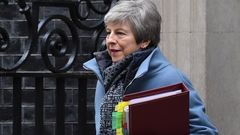 La Première ministre britannique Theresa May quitte Downing Street mercredi 27 mars pour se rendre à la Chambre des Communes.