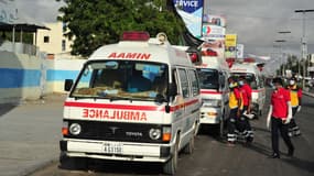 Dans ambulances somaliennes transportent des blessés à Mogadiscio, le 16 octobre 2017. (Photo d'illustration)
