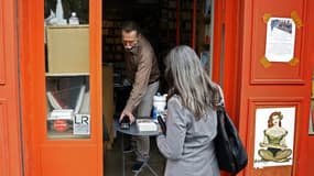Un libraire propose des livres à retirer sur commande préalable, le 28 avril 2020 à Paris