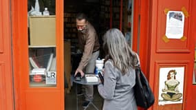 Un libraire propose des livres à retirer sur commande préalable, le 28 avril 2020 à Paris