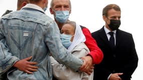 L'ex-otage française Sophie Pétronin arrive à l'aérodrome de Villacoublay (Yvelines) le 9 octobre 2020, accueillie par sa famille et le président de la République Emmanuel Macron