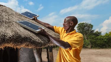 Les systèmes solaires domestiques commercialisés en Afrique, sont constitué en général d’un panneau photovoltaïque, de lampes à LED et d’une batterie lithium-ion.