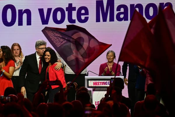 Manon Aubry, tête de liste LFI aux élections européennes, et Jean-Luc Mélenchon, lors d'un meeting à Lyon, le 6 juin 2024.