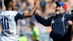 Diego Maradona (à droite)