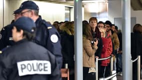 Journalistes et simples curieux se sont pressés lundi à la première audience du procès de l'affaire du Carlton de Lille.