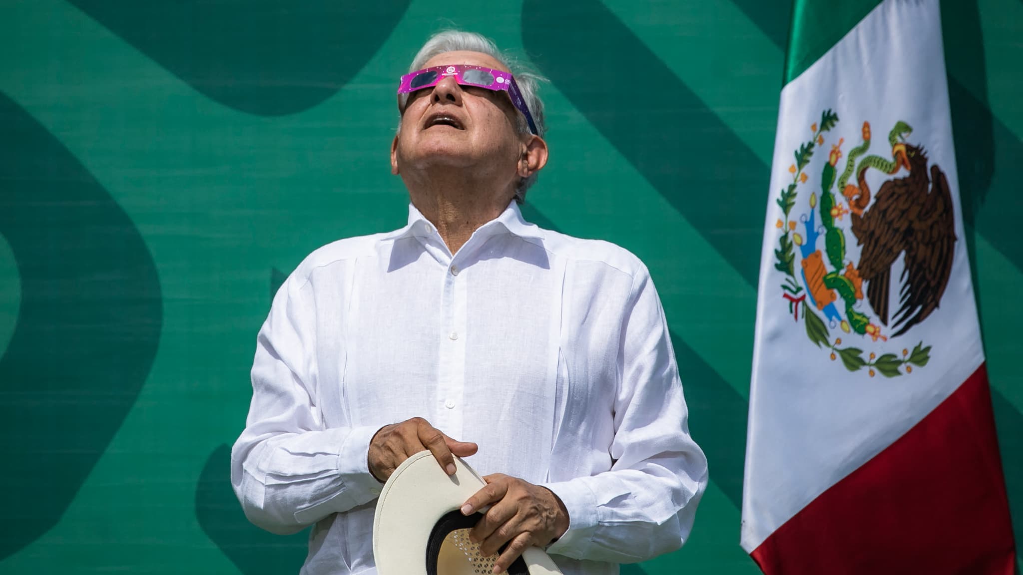 Le président mexicain Andres Manuel Lopez Obrador observant l'éclipse solaire le 8 avril 2024
