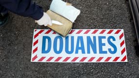 Un pain de cocaïne saisi par les douanes françaises (image d'illustration).