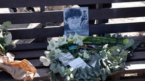 Des fleurs en hommage à Medhi Narjissi à Dias Beach 