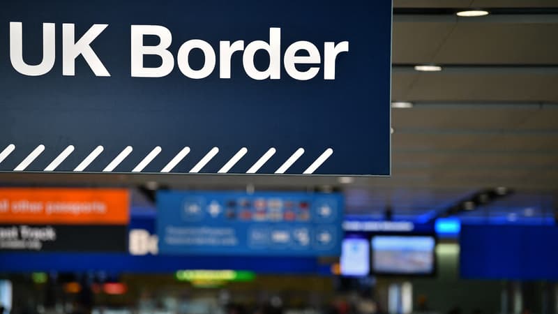 Royaume-Uni: des problèmes aux portiques causent d'importants retards dans les aéroports