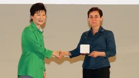 Maryam Mirzakhani reçoit la médaille Fields des mathématiques, le 13 août 2014, à Séoul, en Corée du Sud. 