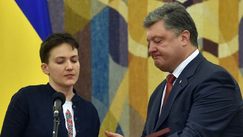 Le président ukrainien Petro Porochenko, le 25 mai 2016, accompagné de la pilote ukrainienne Nadia Savtchenko, libérée après près de deux ans de captivité en Russie. 
