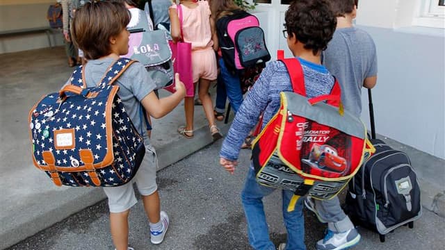 Dans une école primaire de Marseille. Le ministre de l'Education nationale Vincent Peillon estime que la rentrée scolaire se passe "plutôt bien" malgré l'héritage laissé par le précédent gouvernement. /Photo prise le 4 septembre 2012/REUTERS/Jean-Paul Pél
