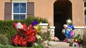 Des fleurs et des ballons déposés devant la maison où vivait la famille Turpin, à Perris en Californie