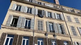 Un couple qui squattait un appartement depuis plusieurs années a été expulsé par la force par une entreprise privée de sécurité.