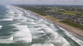 Des vagues provoquées par le séisme au Kamtchatka s'écrasent sur le littoral japonais, le 30 juillet 2025