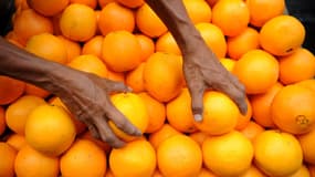 En Afrique du Sud, un ouvrier agricole a été tué à coups d'oranges lors d'une dispute dans une plantation. Ici, un vendeur d'oranges aux Philippines, image d'illustration.