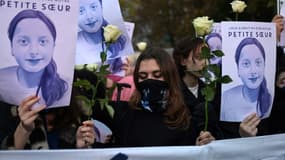 Des portraits de Lola lors d'un rassemblement organisé par l'"Institut pour la justice" en hommage à la collégienne assassinée, le 20 octobre 2022 à Paris