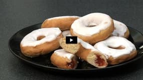 Des donuts moelleux fourrés à la fraise (Vidéo)