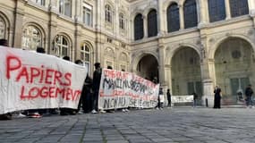 Les membres du collectif  sont entrés dans la cour de l'Hôtel de Ville de Paris.