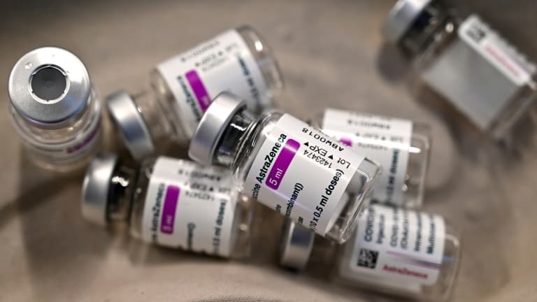 Des flacons de vaccin AstraZeneca vides après leur utilisation dans un centre de vaccination à Madrid, le 24 mars 2020