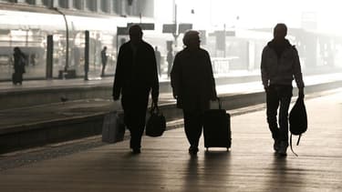 Les perturbations dans l'aviation civile se sont amplifiées mercredi en France, et les cheminots s'apprêtent à prendre le relais jeudi à l'appel de quatre syndicats de la SNCF. /Photo d'archives/REUTERS/Charles Platiau