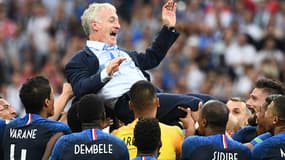 Didier Deschamps porté par ses joueurs