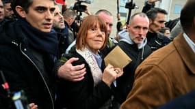 Gisele Pelicot quitte le tribunal d'Avignon à l'issue des quatre mois du procès des viols de Mazan, le 19 décembre 2024.