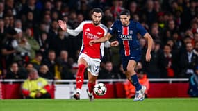Achraf Hakimi au duel avec Mikel Merino lors du match Arsenal-PSG (2-0, Ligue des champions), le 1er octobre 2024