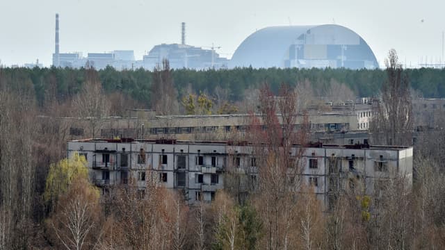 La centrale de Tchernobyl depuis la ville fantôme de Pripiat le 8 avril 2016