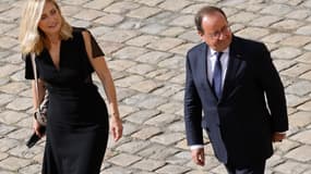François Hollande et Julie Gayet à Paris, le 9 septembre 2021, lors de l'hommage à Jean-Paul Belmondo aux Invalides