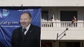 Une affiche à l'effigie du président sortant Abdelaziz Bouteflika, candidat à un 4e mandat, déployée dans le centre-ville d'Alger, le 16 avril.