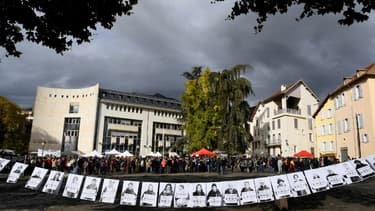 Des habitants devant le tribunal de Gap dans les Alpes, en soutien aux 7 militants jugés pour avoir aidé des migrants à entrer en France.
