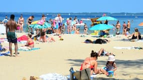 Des Français profitant d'une journée ensoleillée à Biscarosse le 12 juin 2021 (Photo d'illustration).