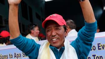 Apa Sherpa, un Népalais de 51 ans surnommé le "super sherpa" a atteint mercredi pour la 21e fois le sommet de l'Everest, améliorant son propre record du nombre d'ascensions jusqu'au plus haut sommet du globe. /Photo d'archives/REUTERS/Gopal Chitrakar