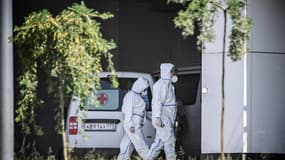 Des soignants aux abords d'un hôpital de Moscou où sont pris en charge des malades du Covid-19 le 17 juin 2021.