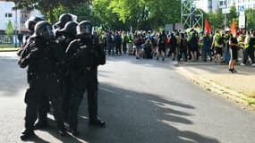 La police allemande près des manifestants qui protestent contre le congrès du parti d'extrême droite Alternative pour l'Allemagne (AfD) à Essen, le 29 juin 2024.