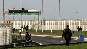 Le corps d'un homme a été retrouvé "tôt ce mardi", après avoir été probablement percuté par un véhicule sur la rocade menant au port de de Calais (image d'illustration).