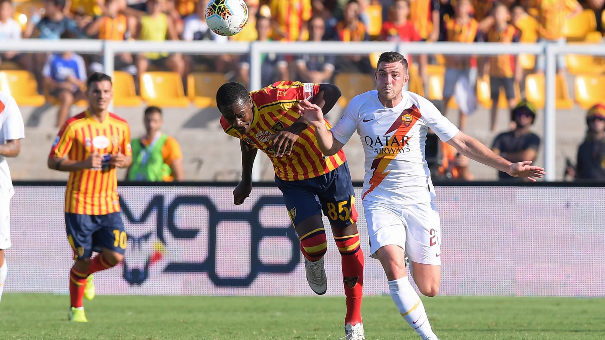 Imbula avec le maillot de Lecce face à Veretout en 2019 Imbula avec le maillot de Lecce face à Veretout en 2019