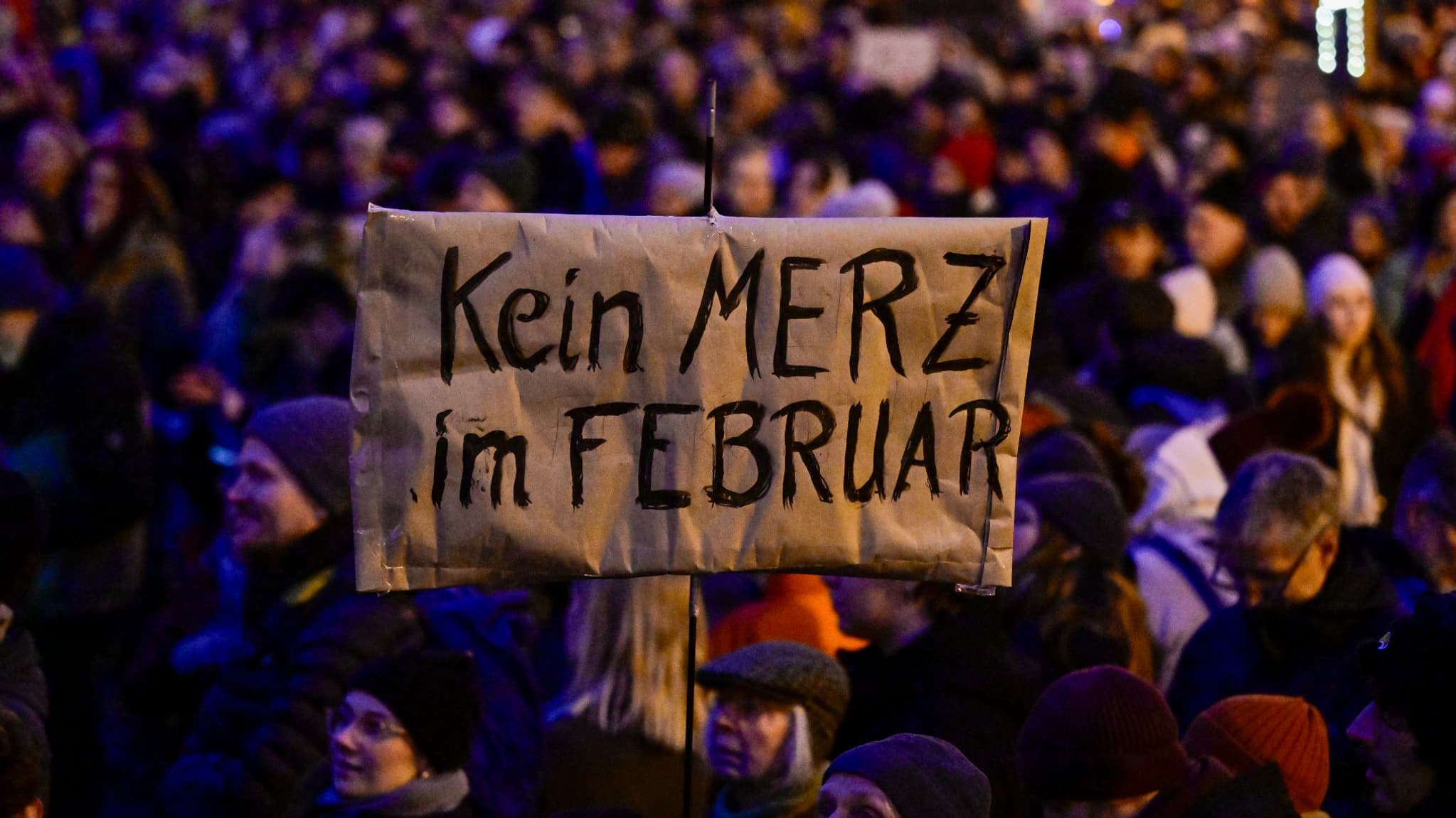 Une pancarte "Pas de Merz en février" lors de la manifestation contre l'extrême droite à Berlin en Allemagne, le 2 février 2025 Une pancarte "Pas de Merz en février" lors de la manifestation contre l'extrême droite à Berlin en Allemagne, le 2 février 2025