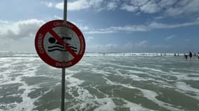 Un panneau informant du danger du courant sur une plage de Lacanau (Gironde), le 20 juillet 2025.