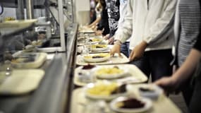 Des élèves choisissent leurs plats pour déjeuner à la cantine du collège de la Chataigneraie, le 20 Juin 2011