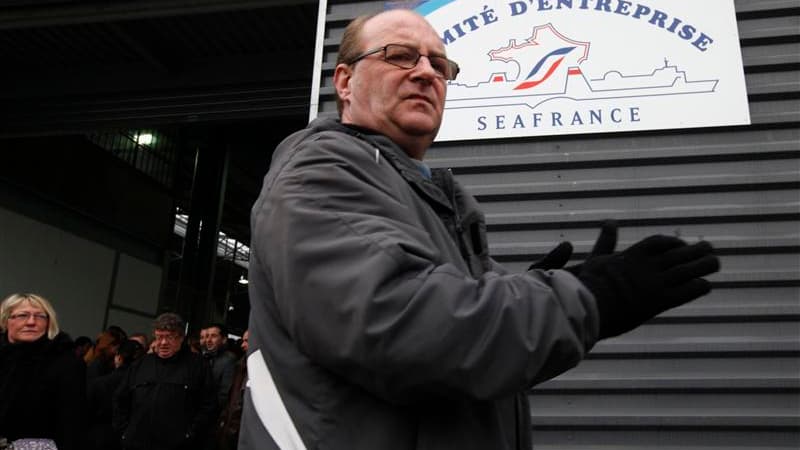 Salariés de SeaFrance à Calais. Dans l'attente de la décision de justice qui va statuer sur leur sort, des employés de la compagnie maritime occupent mercredi des bateaux restés à quai à Calais sur décision de la direction. /Photo prise le 16 novembre 201