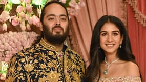 Radhika Merchant et son fiancé Anant Ambani, fils du milliardaire Mukesh Ambani, à Mumbai le 5 juillet 2024.