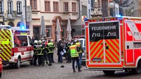 La police et les secours sur les lieux où un "conducteur fou" a fauché plusieurs passants à Trèves, en Allemagne, le 1er décembre 2020