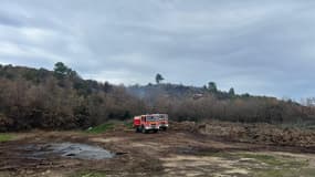 Un feu de forêt à Esparron-de-Verdon le 19 février 2024. 