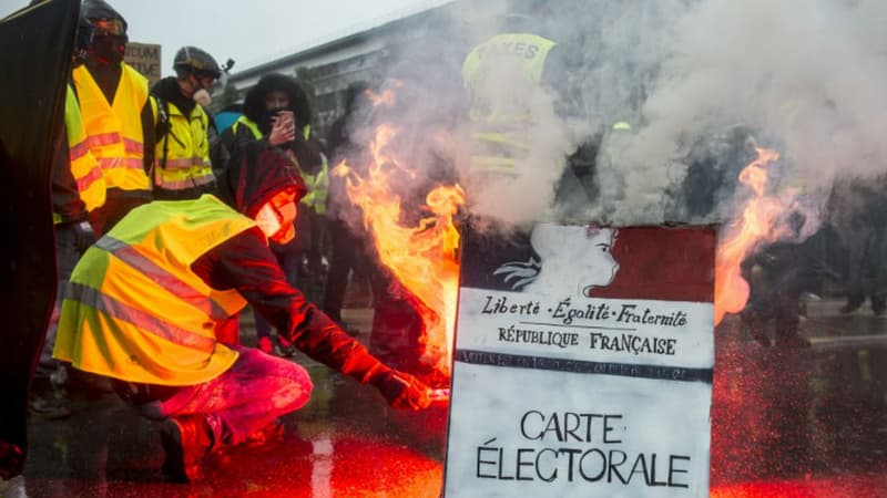 Des gilets jaunes brûlent une représentation d'une carte électorale le 15 décembre à Nantes